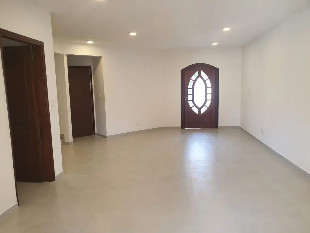 ALQUILO HERMOSA RESIDENCIA PARA VIVIENDA U OFICINA CON PISCINA. ZONA SANTA TERESA — foto 3