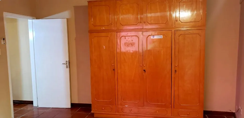 Oferto Casa de 3 Dormitorios con piscina y a. de servicio — foto 2