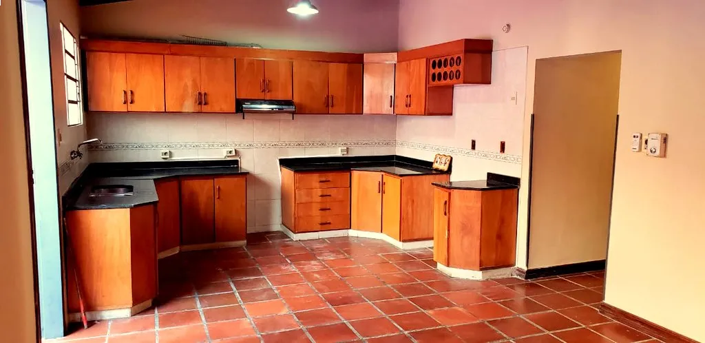 Oferto Casa de 3 Dormitorios con piscina y a. de servicio — foto 3