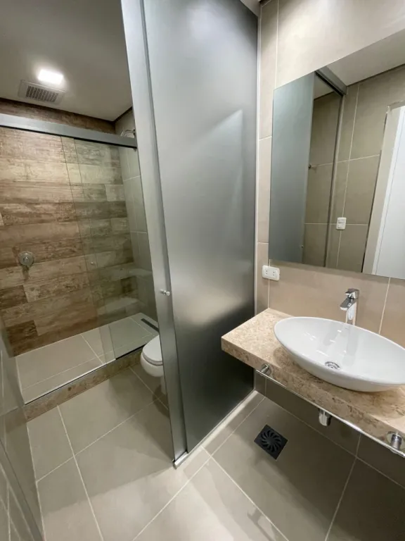 VILLA MORRA: ELEGANTE DEPTO A ESTRENAR, 2 DORMIT, GIMNASIO, PISCINA, 6.500.000 GS. — foto 3