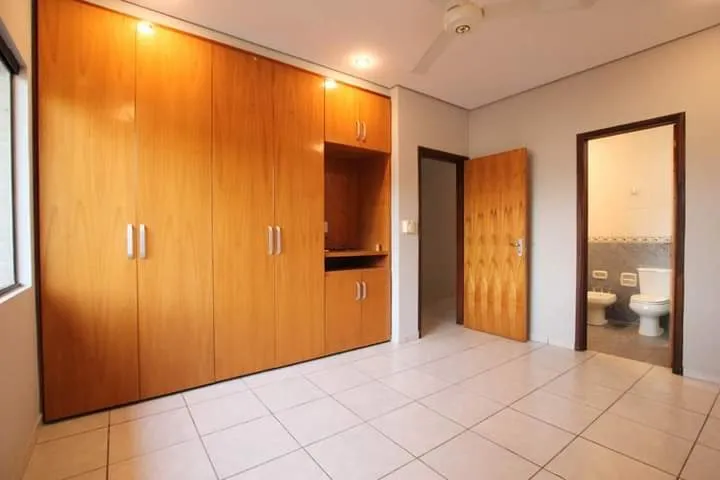 ALQUILO HERMOSO Y AMPLIO DUPLEX. ZONA COLEGIO BAUTISTA — foto 2
