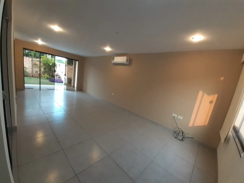 CASA EN BARRIO CERRADO CONDOMINIO BOULEVARD JARDINES DE LA CONFEDERACION - LUQUE — foto 2