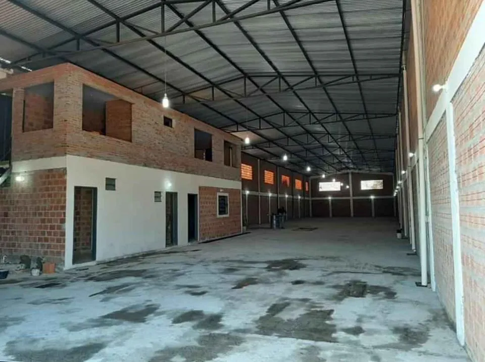 SAN LORENZO: 700M2, IMPECABLE DEPOSITO + OFICINAS, UBICACIÓN ESTRATEGICA, 7.000.000 GS. — foto 2