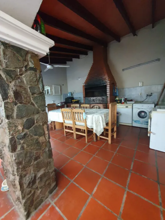 VENDO AMPLIA CASA EN ESQUINA ZONA CCPA SAN LORENZO — foto 3