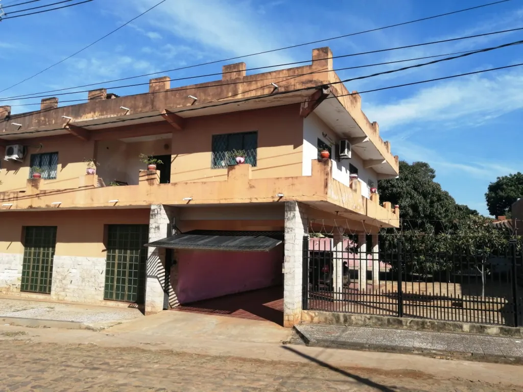 Amplia vivienda de 3 nivel con 3 salones comerciales. — foto 2