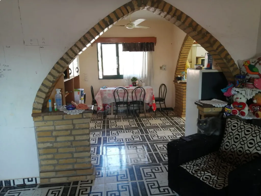 Amplia vivienda de 3 nivel con 3 salones comerciales. — foto 3