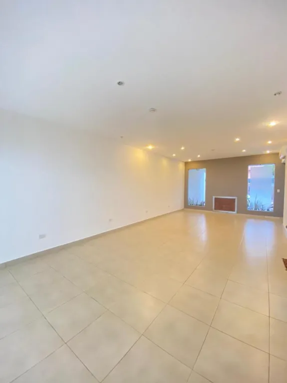 MBURUCUYÁ: HERMOSA CASA PAREADA, 3 DORMIT, EXCELENTE UBICACIÓN – 1.700 USD. — foto 2