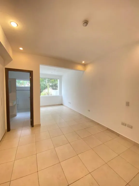 MBURUCUYÁ: HERMOSA CASA PAREADA, 3 DORMIT, EXCELENTE UBICACIÓN – 1.700 USD. — foto 3