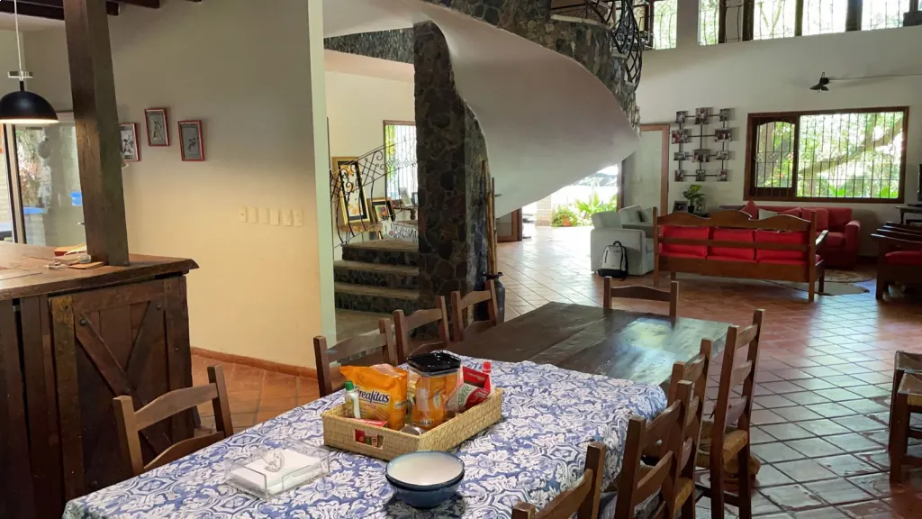 Casa en Sanber. Totalmente amoblada. 7 dormitorios. Con generador para toda la casa. — foto 2