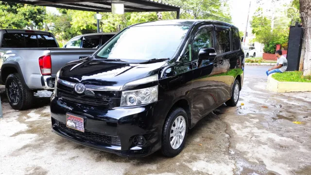 Toyota Voxy 2008 - foto 2