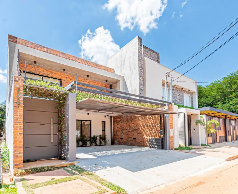 FDO. DE LA MORA: ELEGANTE RESIDENCIA, 3 DORMIT, JARDÍN, PISCINA – 2.200 USD. — foto 2