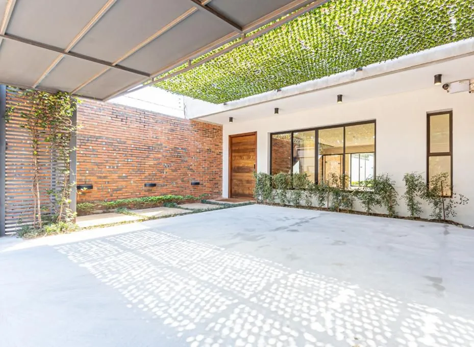 FDO. DE LA MORA: ELEGANTE RESIDENCIA, 3 DORMIT, JARDÍN, PISCINA – 2.200 USD. — foto 3