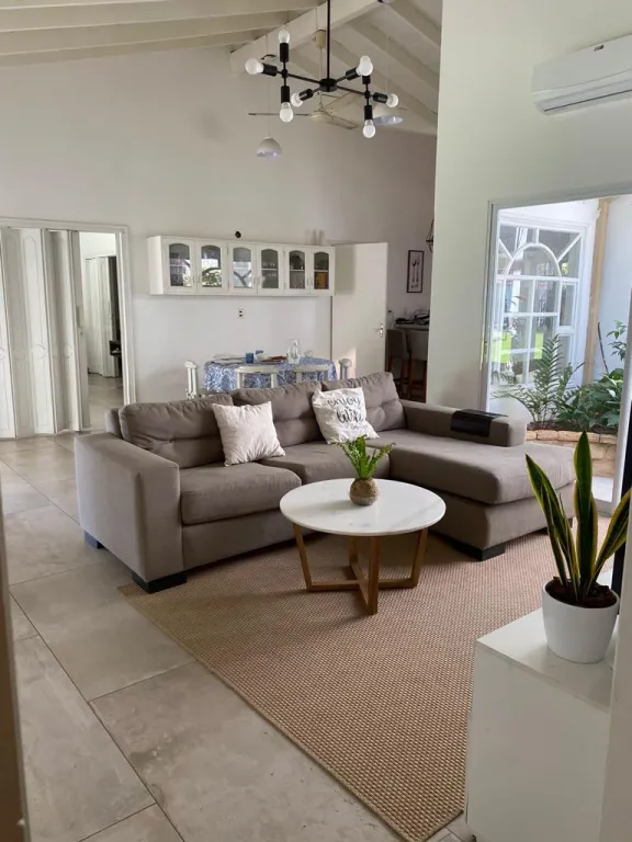 EN MBURUCUYA: 841M2, ELEGANTE RESIDENCIA, 4 DORMIT, PISCINA, GRAN JARDÍN – 820.000 USD. — foto 2