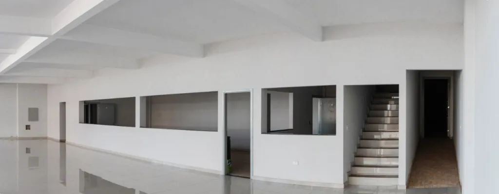 Salón Comercial con Amplio Deposito Usd 4.500 en esquina — foto 3