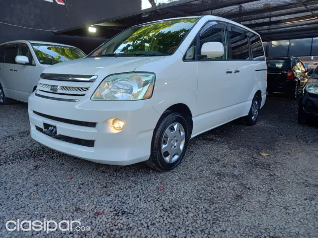 Toyota Noah 2005 — foto 2