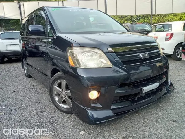Toyota Noah 2004 - foto 2