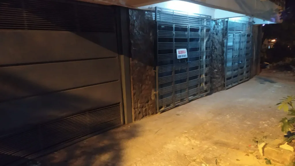 ALQUILO SALÓN COMERCIAL CON GARAGE Y AMPLIO DEPÓSITO (240M2), EN CENTRO DE ENCARNACIÓN. — foto 3