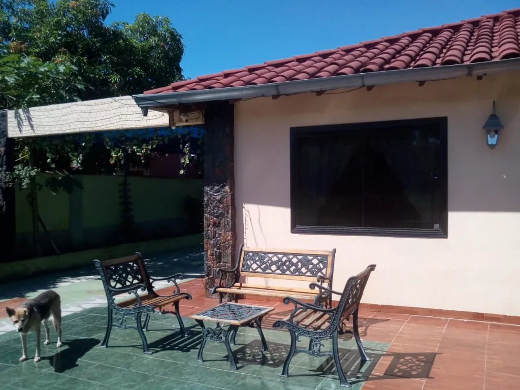 VENDO HERMOSA CASA CON PISCINA EN MARIANO ROQUE ALONSO ZONA BARRIO CENTRAL — foto 3