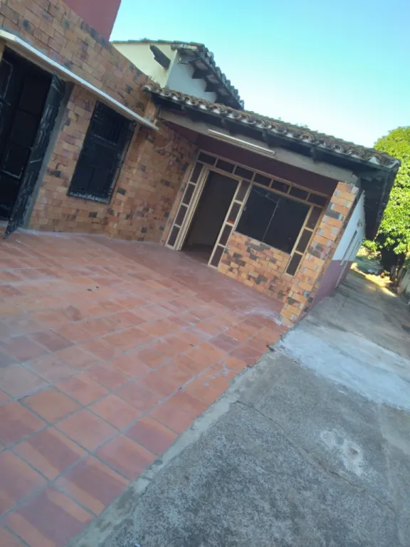 Vendo Casa con enorme patio en Fernando de la Mora, zona real fernando y paseo 1811 — foto 3