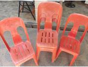 Juego de cinco (5) sillas de plástico, usadas