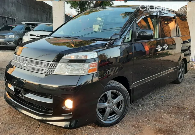 Toyota Voxy 2006 - foto 2