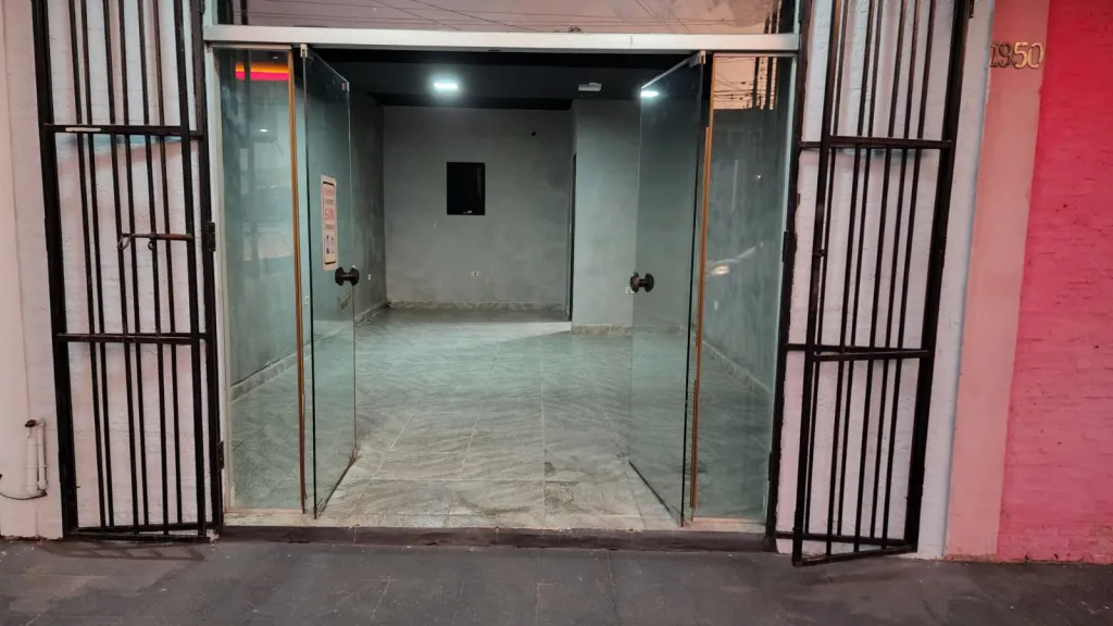 SALON COMERCIAL SOBRE AVENIDA SUPER TRANSITADA!!! — foto 2