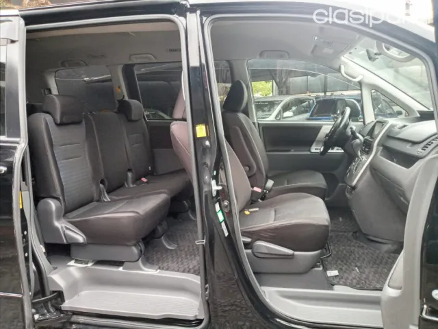 Toyota Voxy 2010 — foto 8