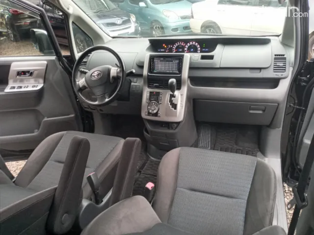 Toyota Voxy 2010 — foto 7