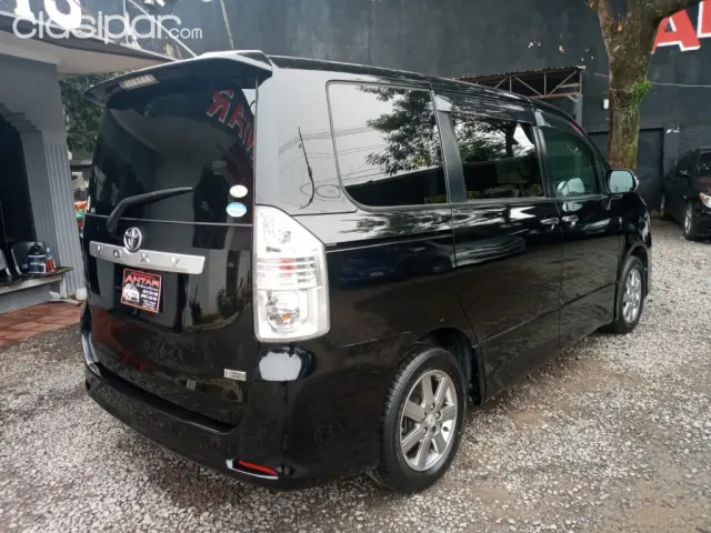Toyota Voxy 2010 — foto 6