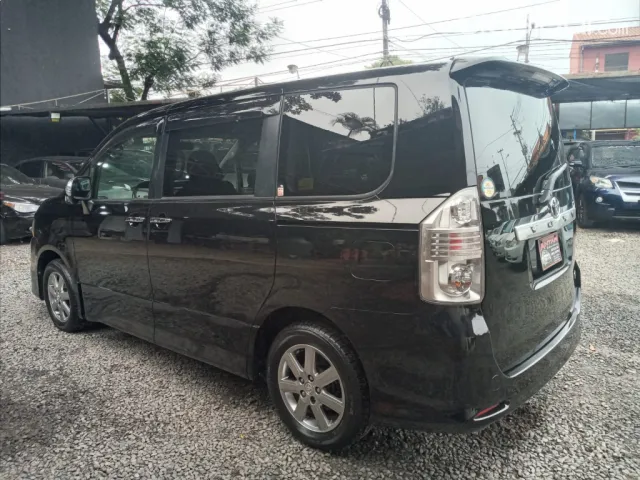 Toyota Voxy 2010 — foto 5