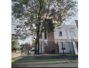 Vendo imponente dúplex en esquina, en Lambare