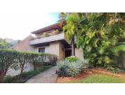 CASA EN BARRIO HERRERA A UNA CUADRA DE MCAL LOPEZ. 552 m2