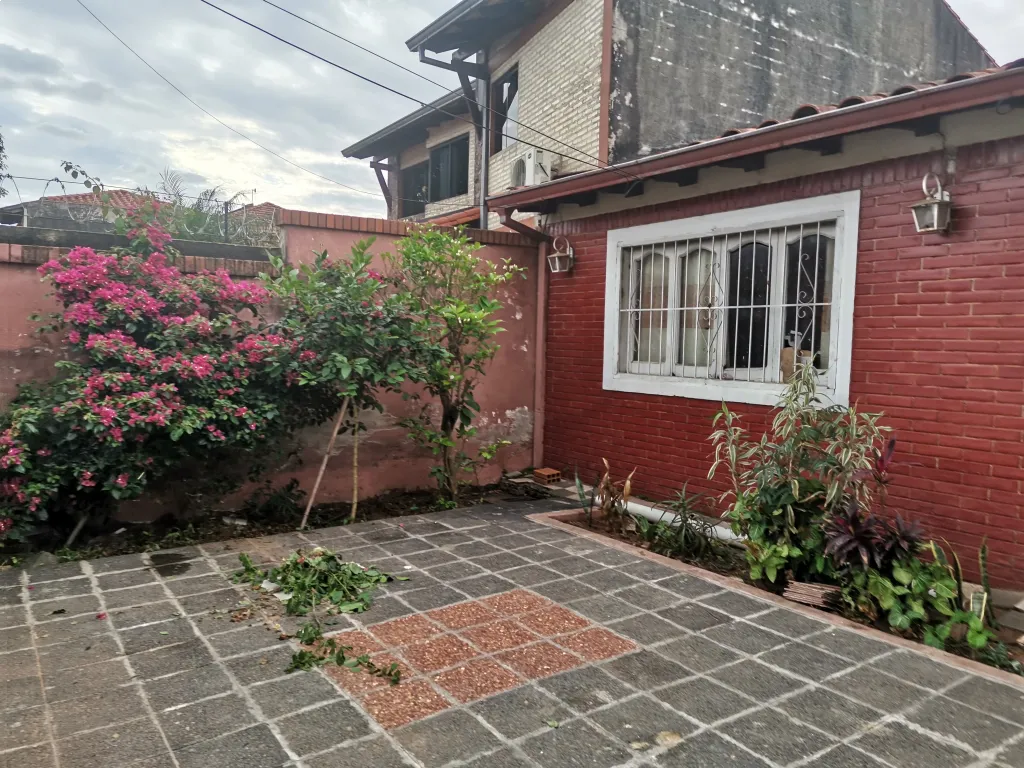 DUEÑO VENDE RESIDENCIA EN LAMBARE — foto 3