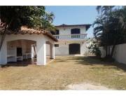 Vendo Casa en Barrio San Vicente a 1 cuadra y media de la Avenida Felix Bogado.
