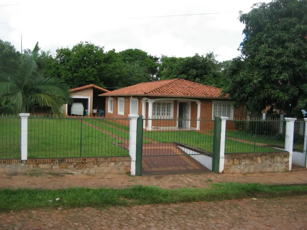 CASA AREGUA HERMOSO JARDÍN CON COCHERA CUBIERYA — foto 2