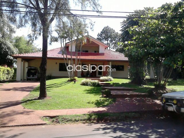 Residencias / Mansiones - VENDO Casa a precio de terreno en el Parana Country Club de Hernandarias