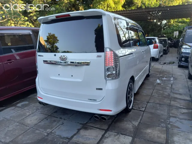 Toyota Noah 2010 — foto 6