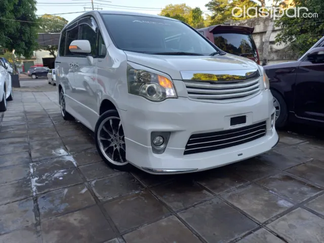 Toyota Noah 2010 - foto 2