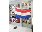 Bandera paraguaya con mastil, escudos de ambos lados - comprar bandera de paraguay
