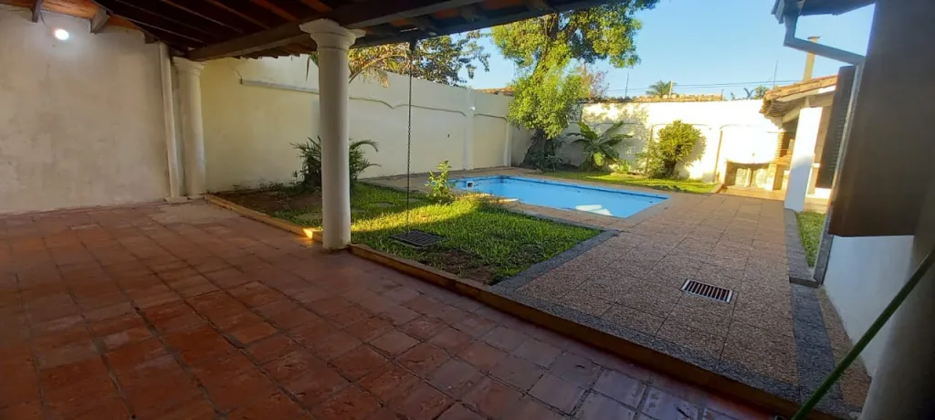VENDO CASA A RECICLAR, ESTRATEGICA UBICACION, B° MBURUCUYA — foto 3