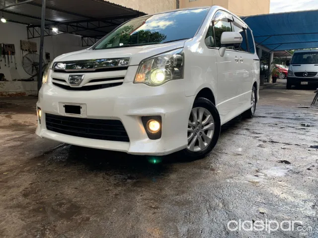 Toyota Noah 2010 — foto 2