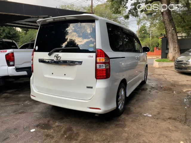 Toyota Noah 2010 — foto 4