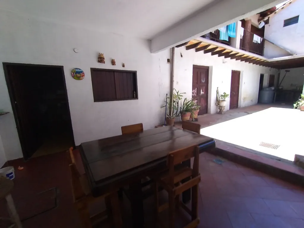 VENDO AMPLIA CASA CENTRO ASUNCION CON SALONES — foto 3