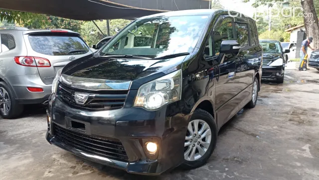 Toyota Noah 2011 - foto 2