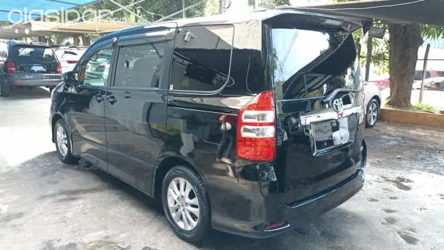 Toyota Noah 2011 — foto 3