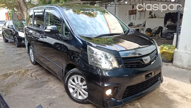 Toyota Noah 2011 — foto 4