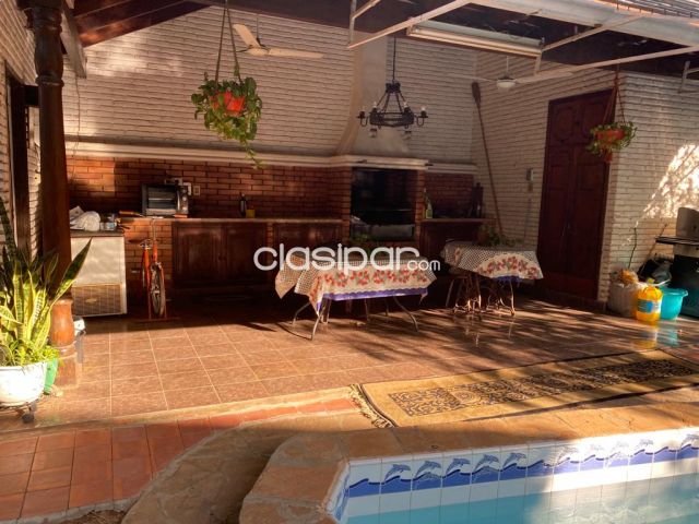 Residencias / Mansiones - REMATO!! RESIDENCIA AMOBLADA Y CON PISCINA EN BARRIO LOS LAURELES !! usd 330.000