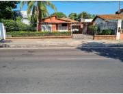 Vendo casa/terreno amplio a refaccionar o para inversión sobre Av. Gral Santos, 600m²