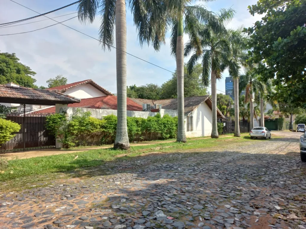 Vendo propiedad de 1028 m2 en esquina y en pleno Ykua sati!!! C157. — foto 3
