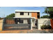 ALQUILO CASA SEMI NUEVA DE 3 DORMITORIOS LAURELTY-LUQUE ZONA MUNICIPALIDAD DE LUQUE